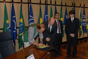 Carlos Minc assina o Termo de Compromisso 